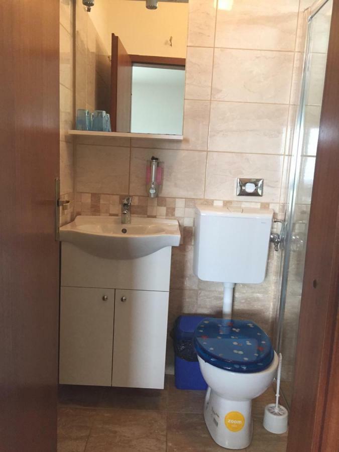 Apartmani Atila Damir Omiš Exteriör bild