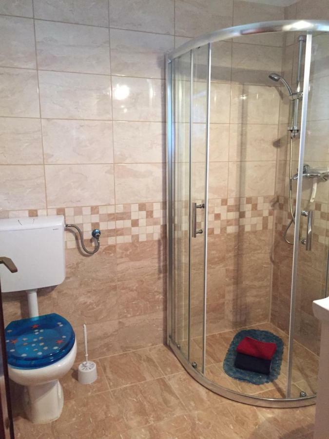 Apartmani Atila Damir Omiš Exteriör bild